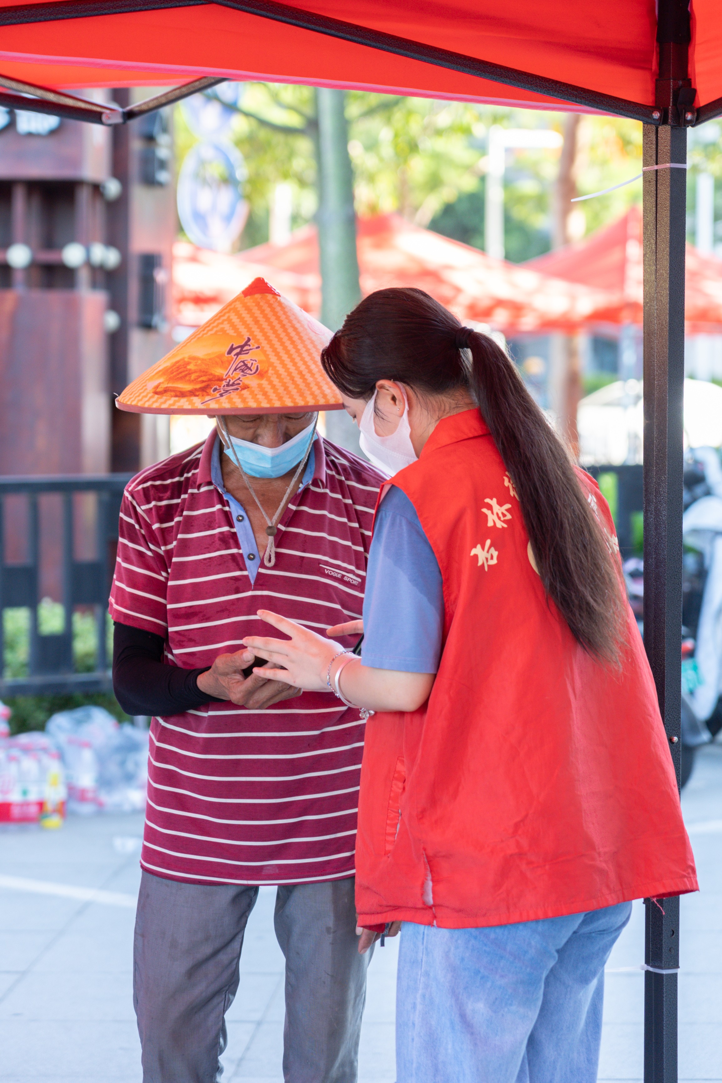 一抹志愿红温暖抗疫路,厦门抗击疫情志愿者