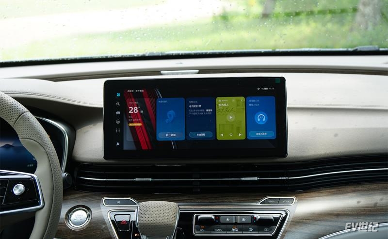 荣威imax8欢聚版路测,全球首款纯电mpv荣威imax8ev