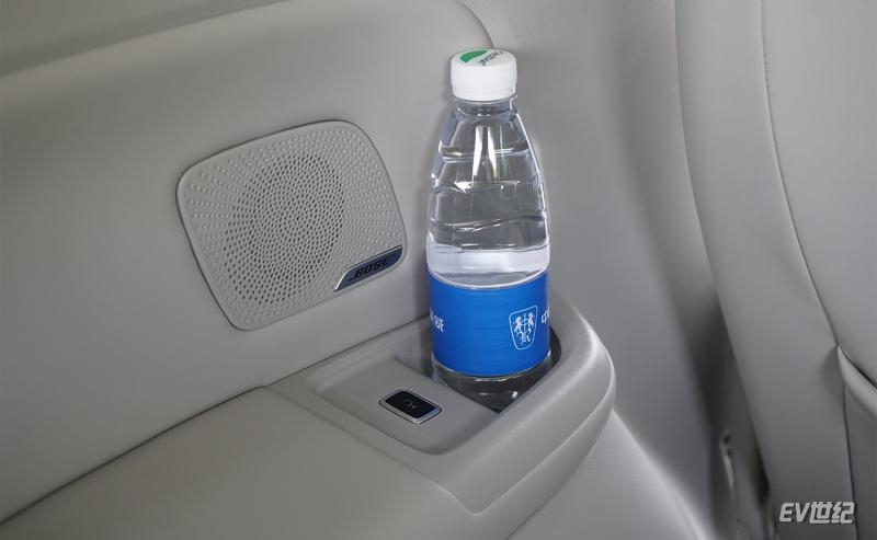 荣威imax8欢聚版路测,全球首款纯电mpv荣威imax8ev