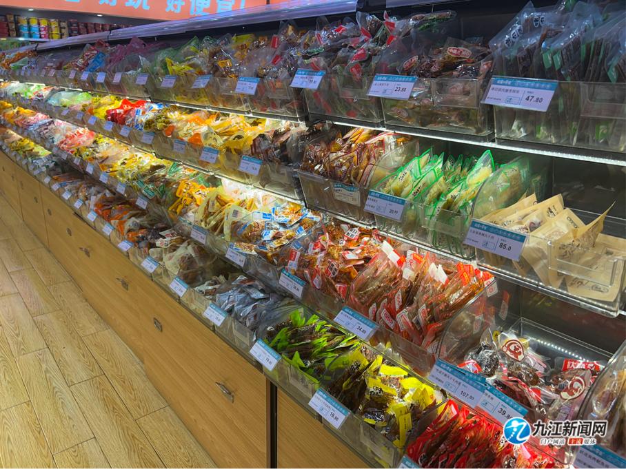 满大街新型零食店,量贩式零食店风靡县城