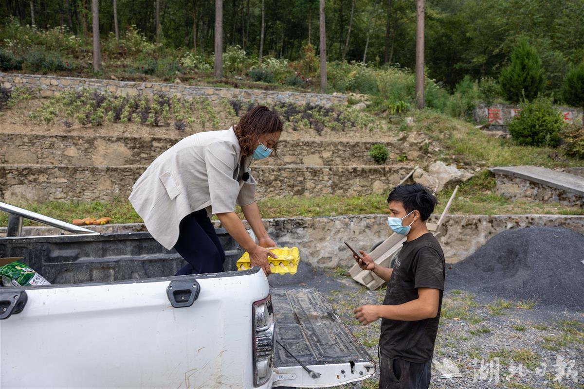 因疫情管控，她当起了村里的义务驾驶员、代购员、快递员——“皮卡妹子”：每天转战大山200公里