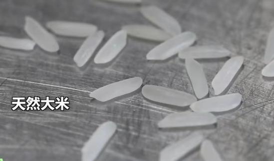 自热米饭里的米是假米,假自热米饭