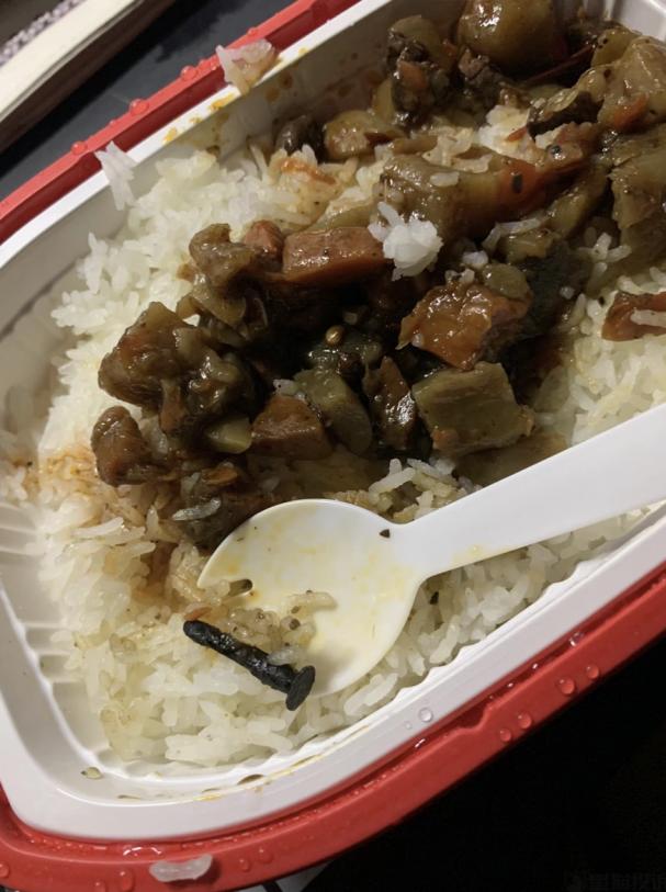 自热米饭里的米是假米,假自热米饭