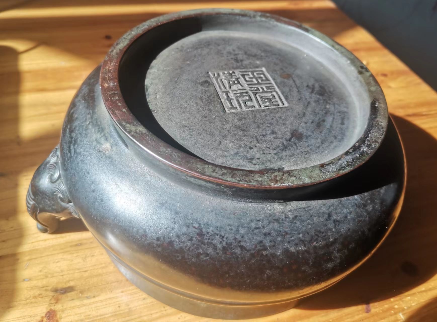 宣德炉黑漆古皮形成原因,珠光宝色的宣德炉