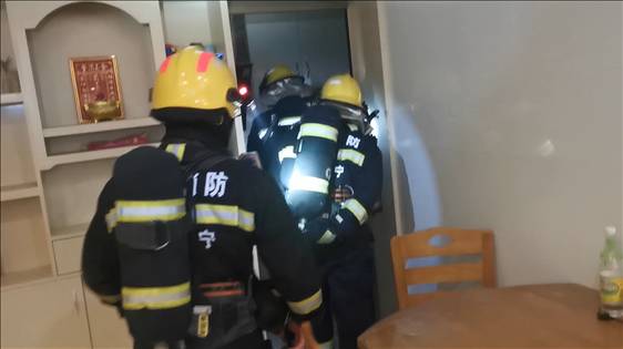 发生火灾小朋友带妹妹自救,9岁女孩火灾自救