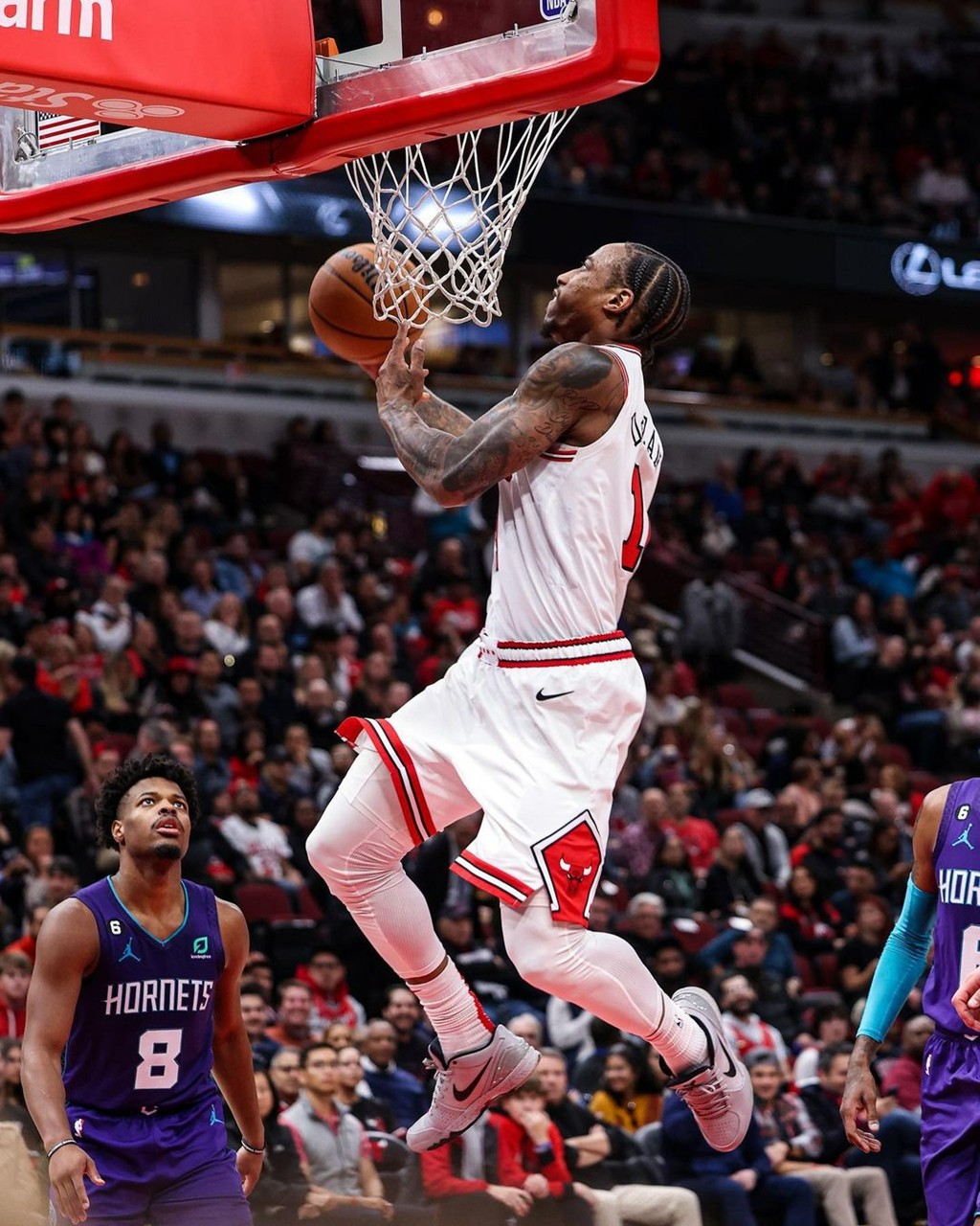 人傻了！尼克斯xKITH正式发布！两万观众一人送一件……