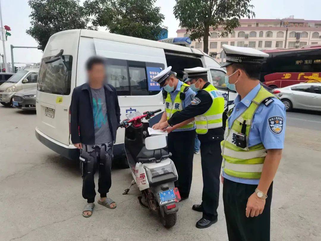 托朋友上好牌后出门却被查！男子表示：他还收我100块