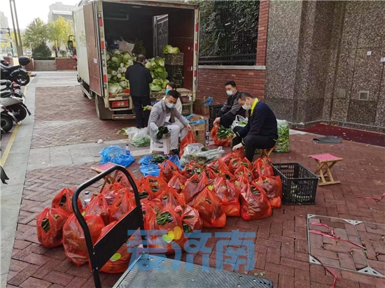 大白配送员,大白化身挑山工运送物资