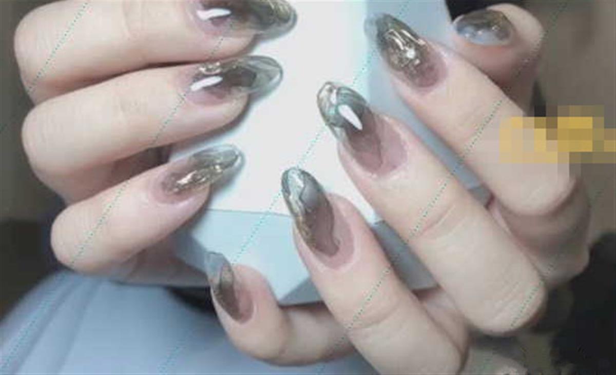 00后女大学生做指甲月入过万,00后大学生创业美甲