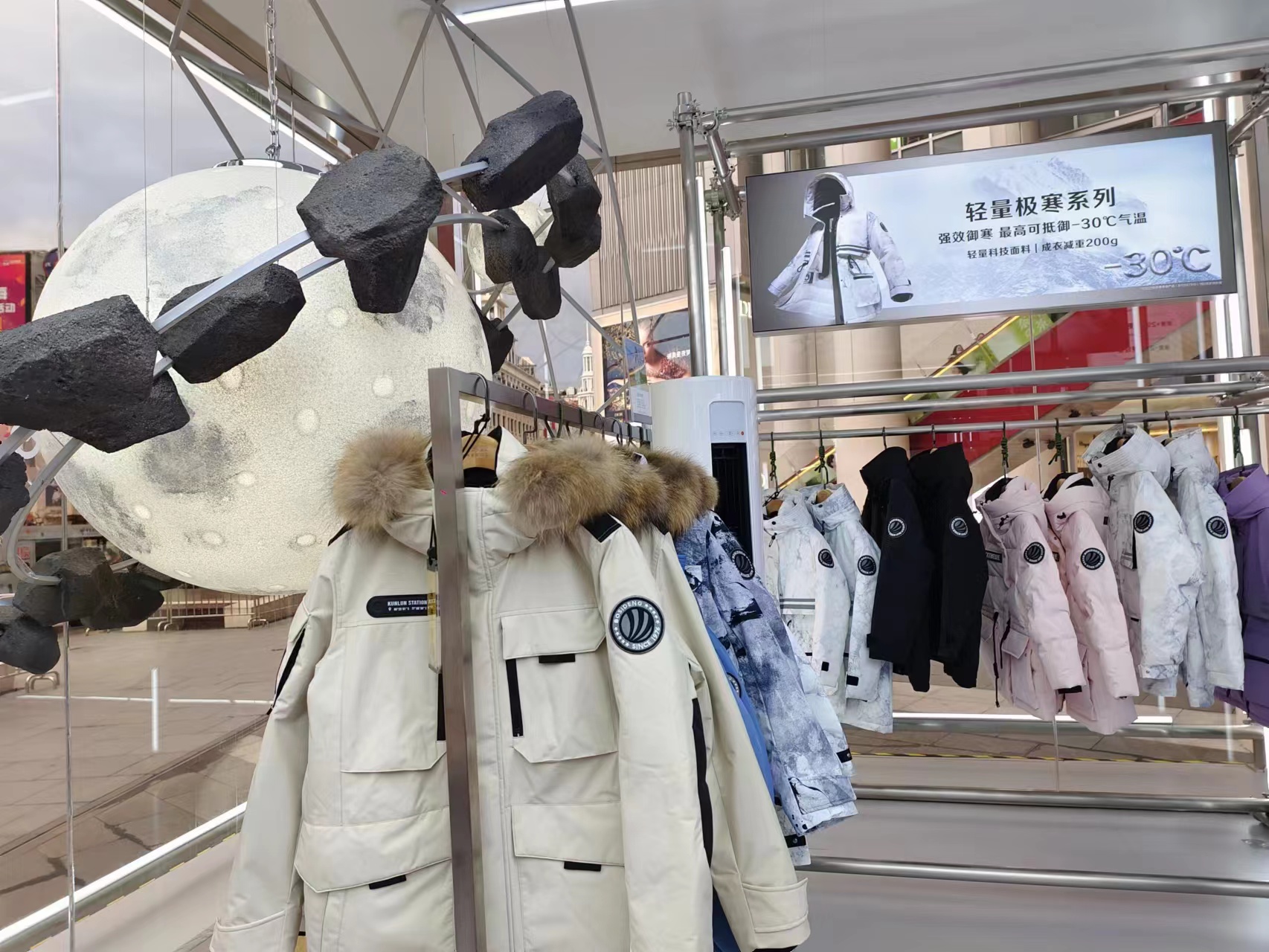 气温降销售旺羽绒服成流行新趋势,气温下降羽绒服市场进入旺销时节