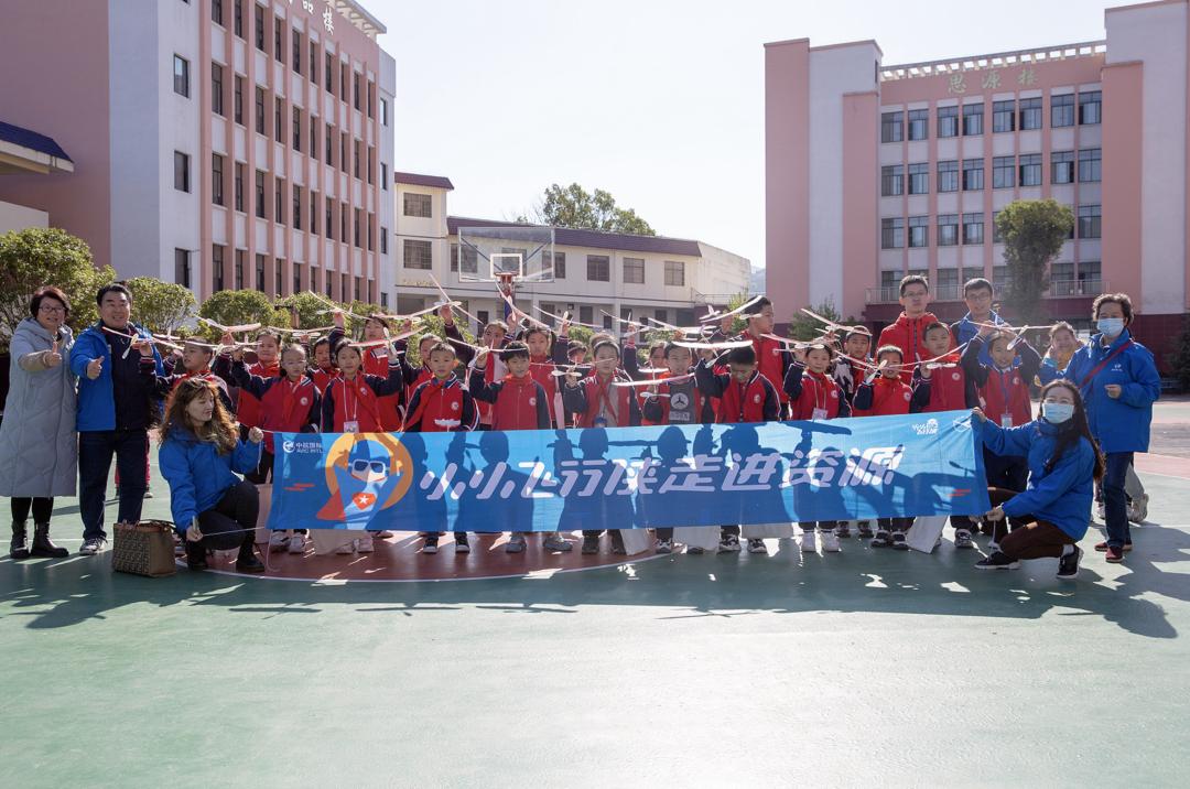 撑起乡村教育的希望,一支粉笔撑起一片蓝天