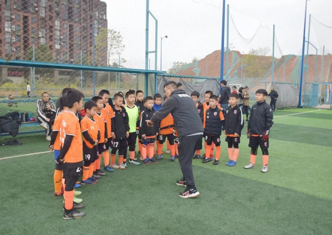 “我很喜欢守门，以后想做足球国家队守门员，为国争光”！长沙这支青少年足球队超燃