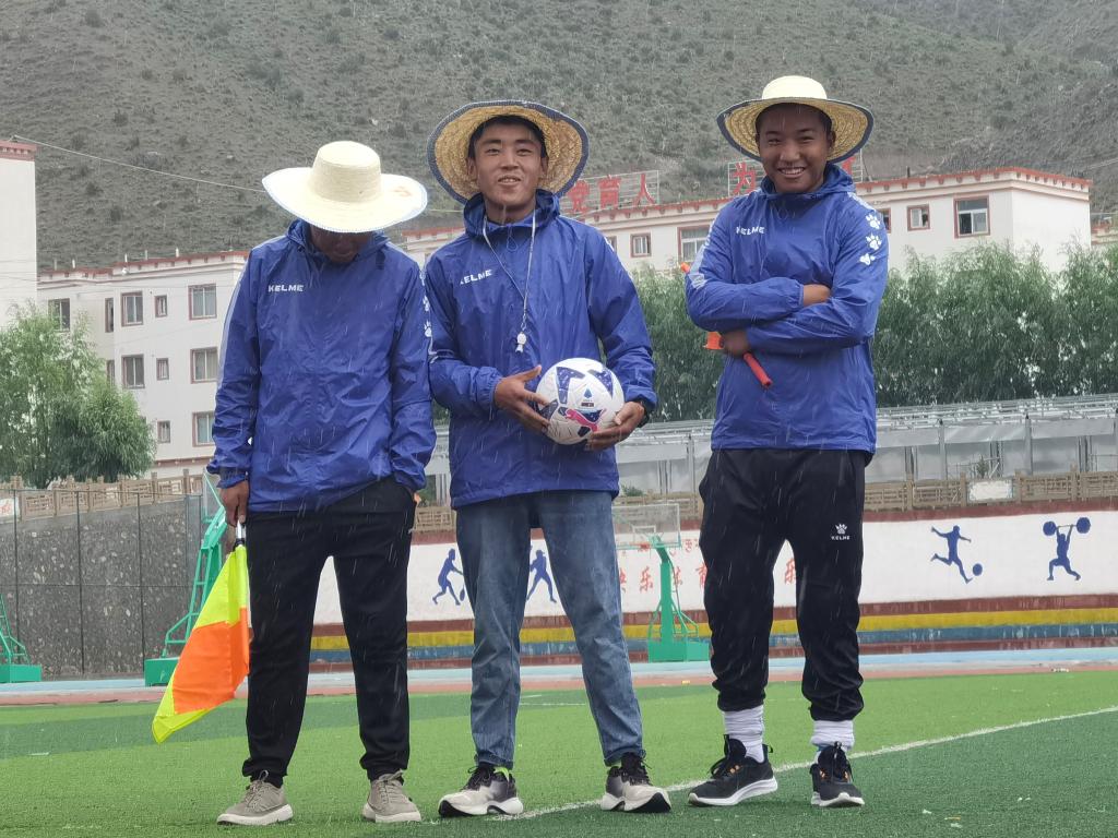 追光｜除了赚钱养家，山里的爸爸们还能修足球场