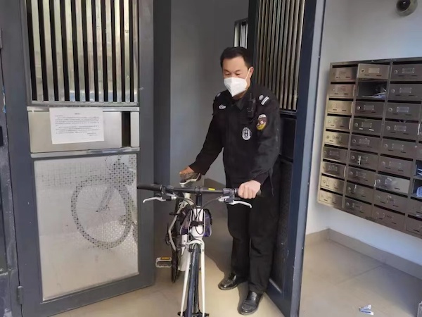 居民家中浓烟滚滚突发火灾,居民屋里发出臭味