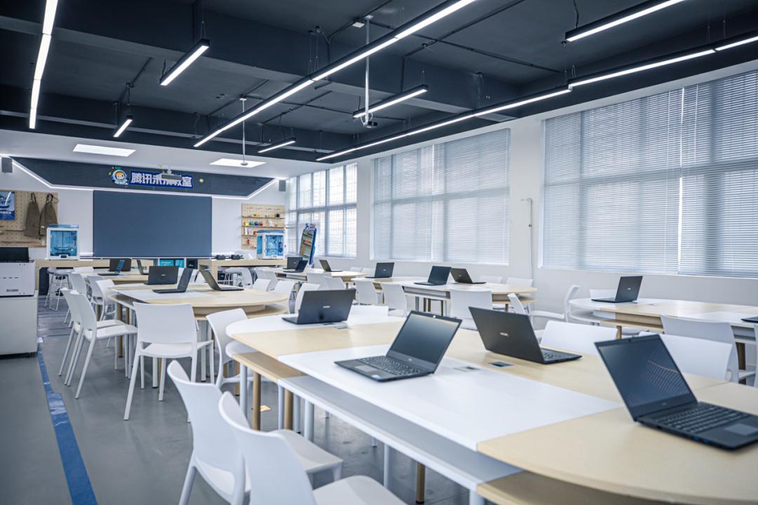 他们放下手机，走进来自未来的教室和球场