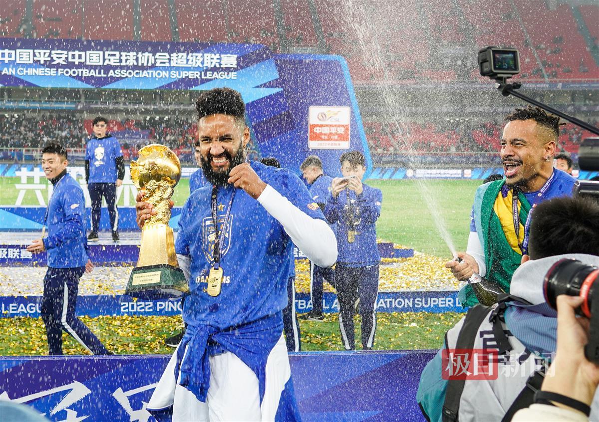 武汉三镇捧起火神杯,武汉三镇冠军奖杯火神杯