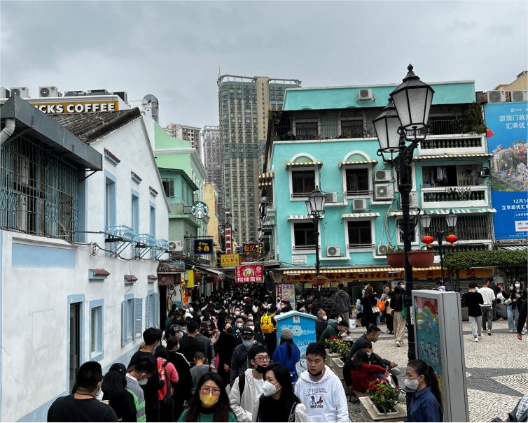 澳门口岸大量客流涌入,来了澳门一定要买手信不枉来一回