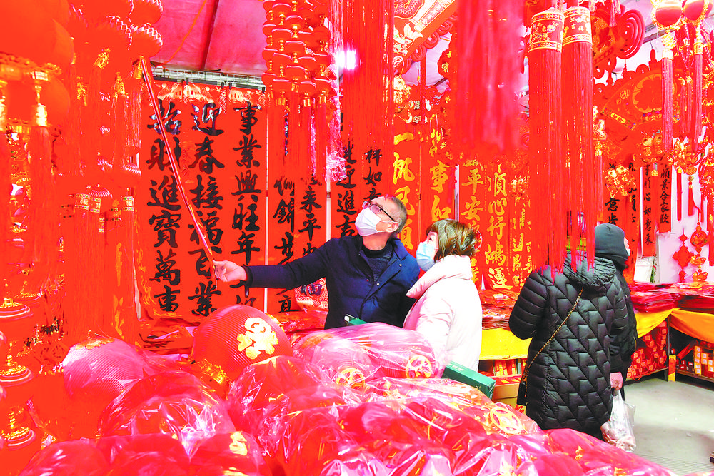 欢欢的小孩贴对联,贴对联欢欢喜喜