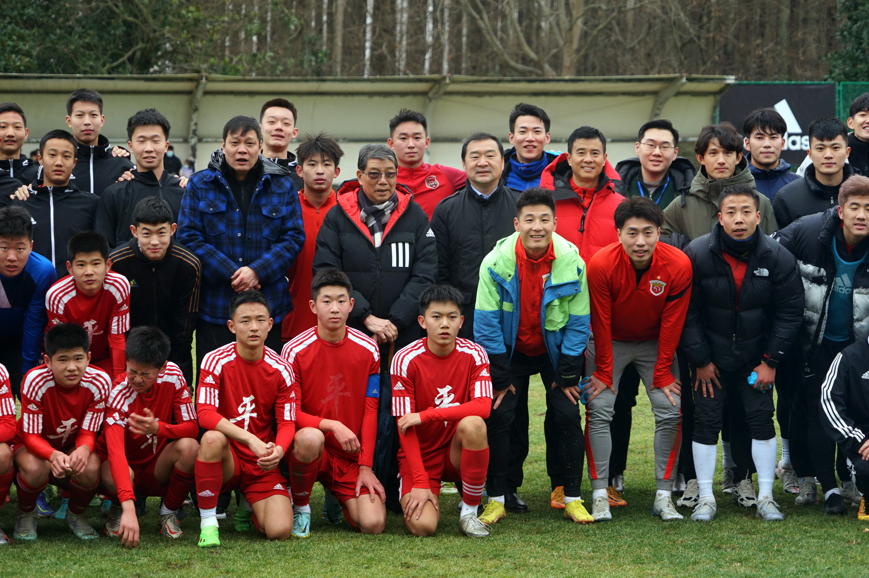 徐根宝80岁生日众弟子齐聚祝寿,众弟子为徐根宝过生日
