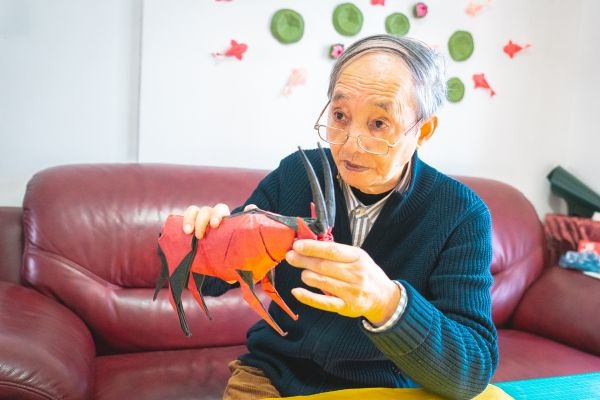 七旬老人手工折纸,70岁老人手指舞视频