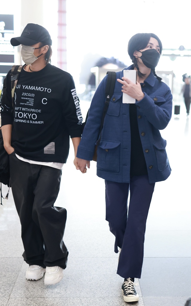 王菲谢霆锋机场重现世纪牵手,王菲谢霆锋2000年6月牵手视频