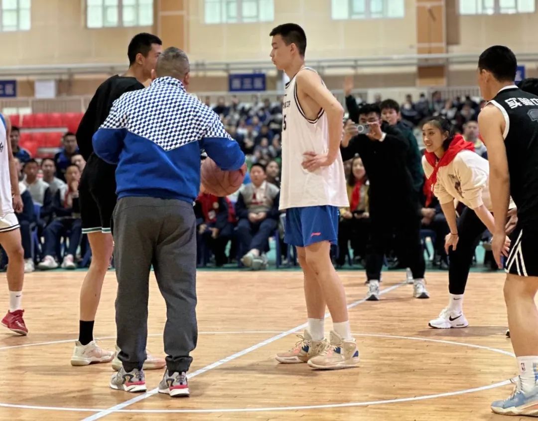 篮球明星到校园打球,篮球明星与足球明星见面