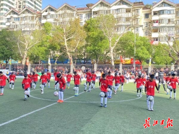 大人对阵小孩足球比赛,青少年足球比赛教练和裁判的对抗