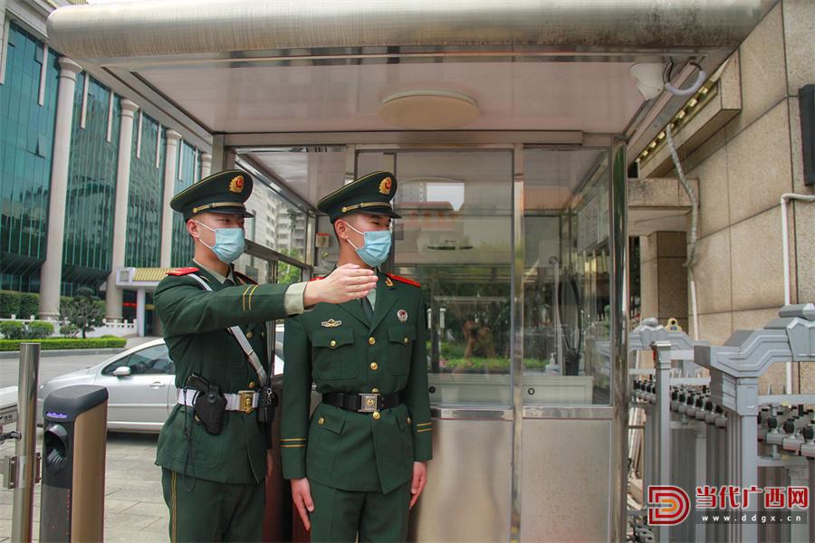 新兵学习交接哨,新兵接哨仪式图片