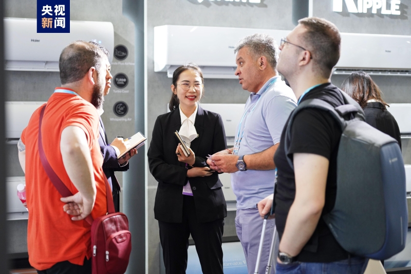 与世界相拥，让世界读懂——走过67载的广交会又现“万商云集”