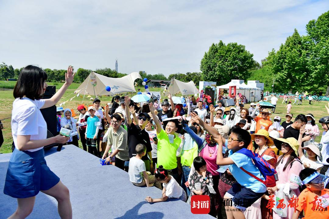 澶忔棩澶滄櫄闇茶惀鎴愰兘,鎴愰兘澶忓闇茶惀