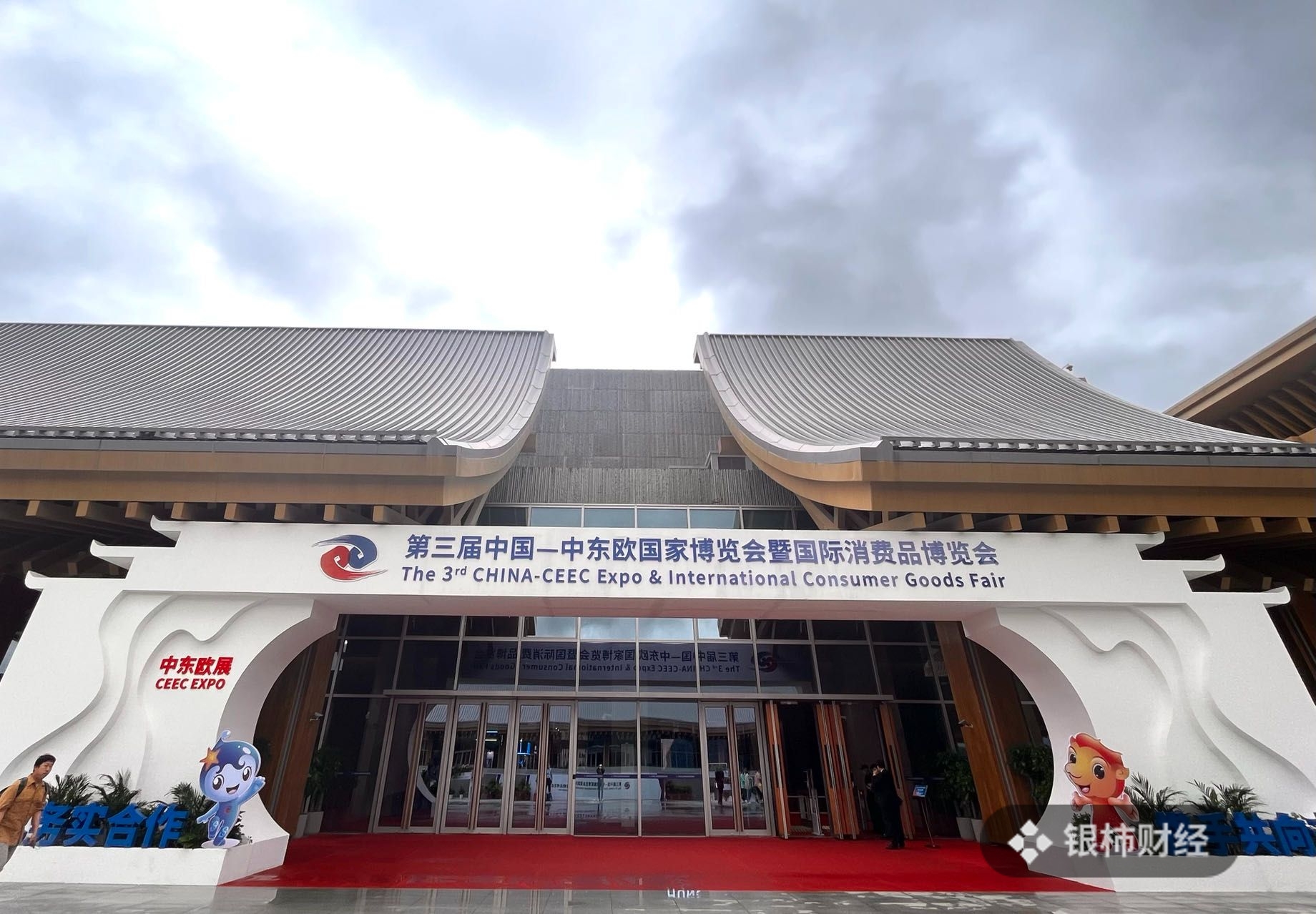 探馆｜塞尔维亚商人在展位上打出了“寻找代理商”