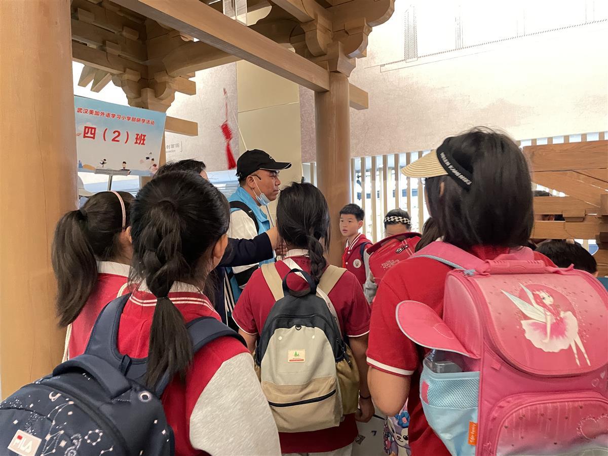 小学生走进科技馆，了解中国建筑科技魅力