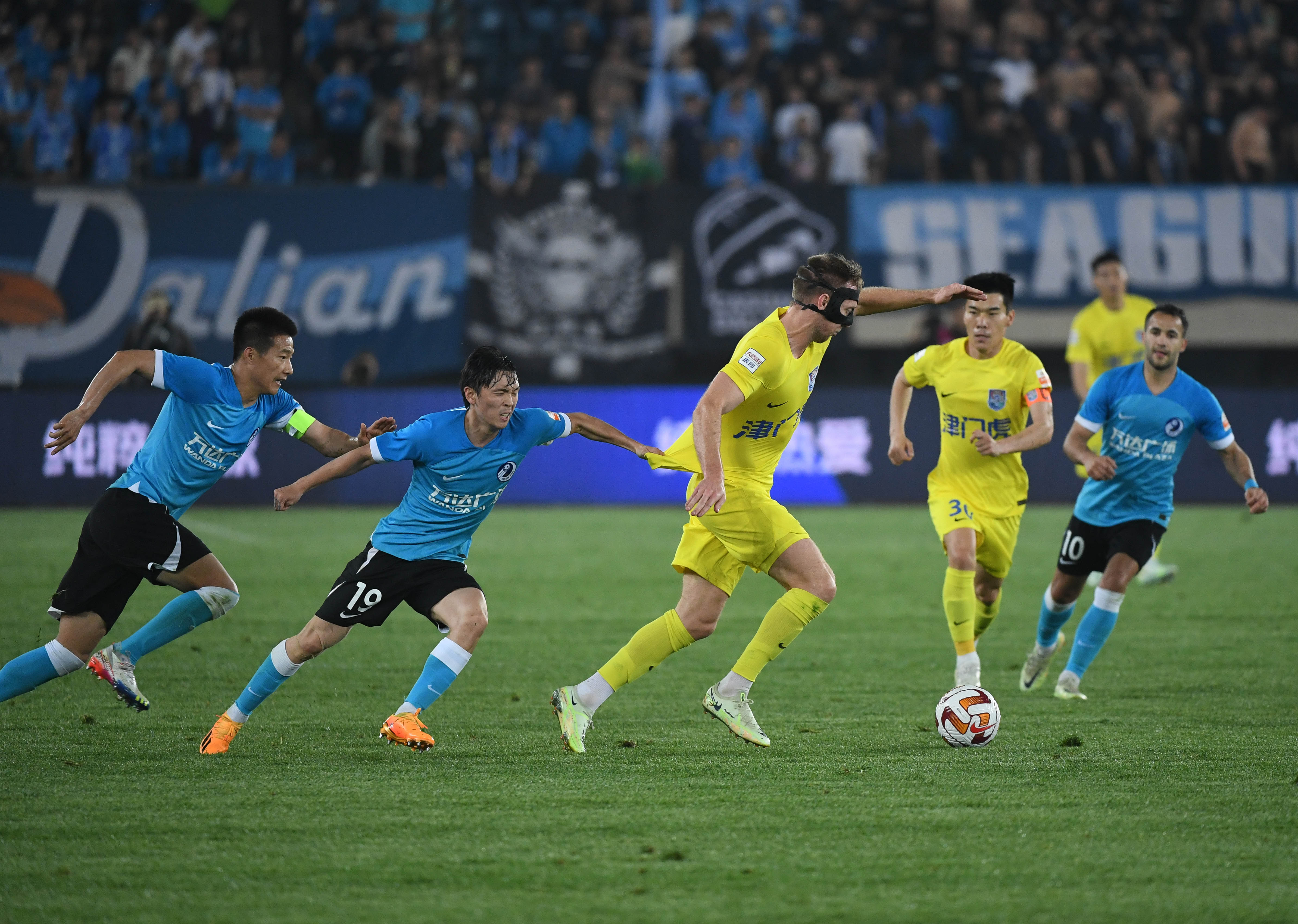 中超津门虎不敌山东泰山,中超大连人vs天津津门虎