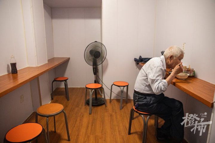 橙柿视觉丨杭州这家人均10元的烧饼油条店，凭什么能入选“米其林”？今早我们去探了探