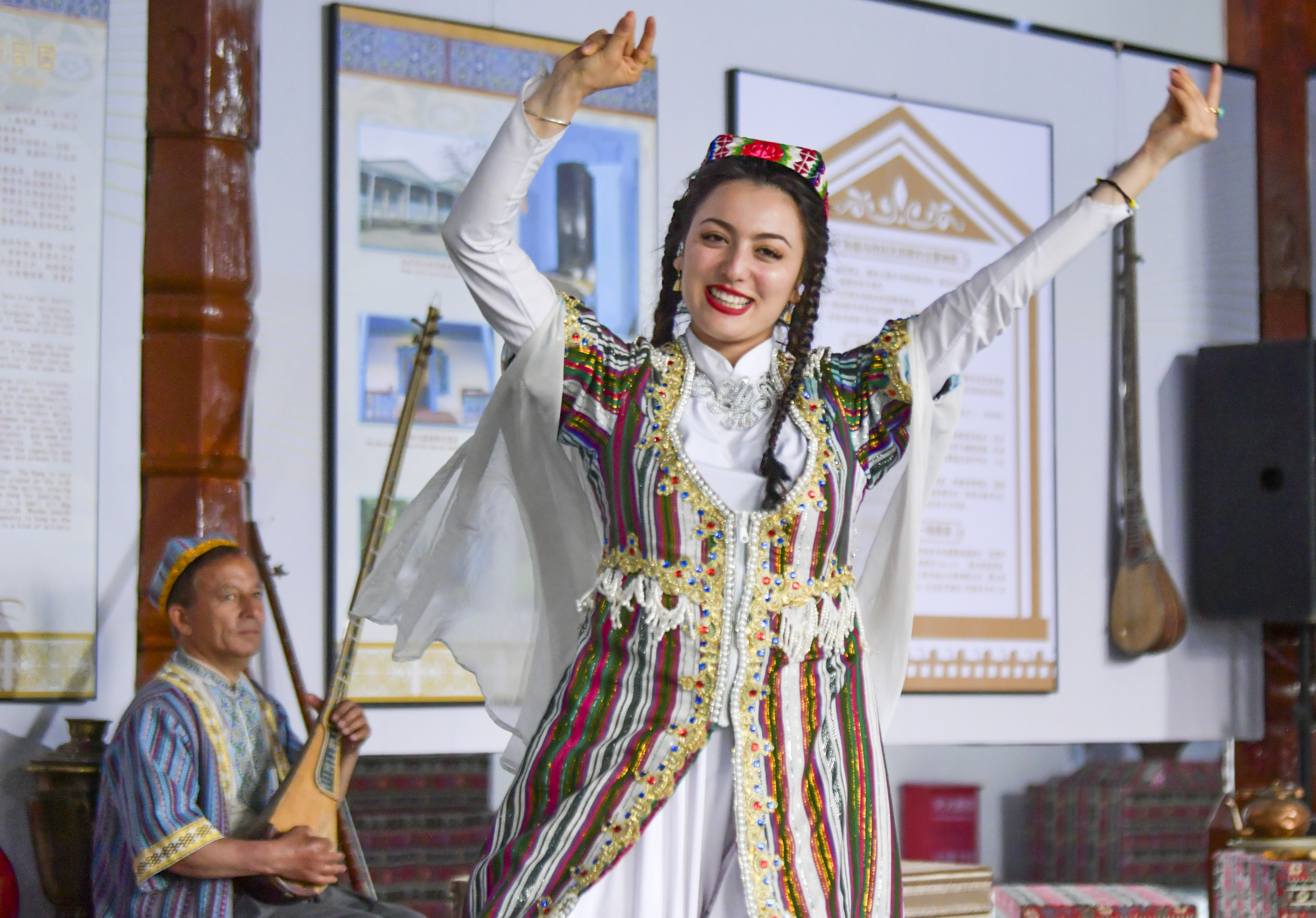 （社会）*疆新**：多彩夏日迎宾朋