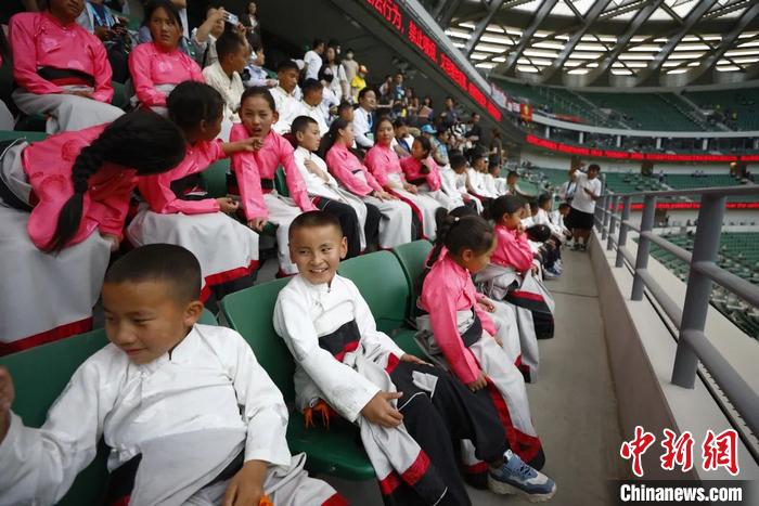 “新工体”首次!中超球员牵手藏族球童出场开赛