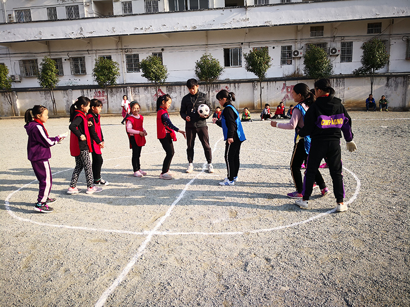 爱足球的孩子们,大山里爱足球的孩子们