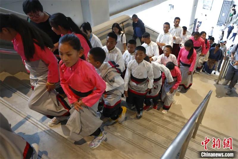 在北京，四十个藏族孩子留下了风