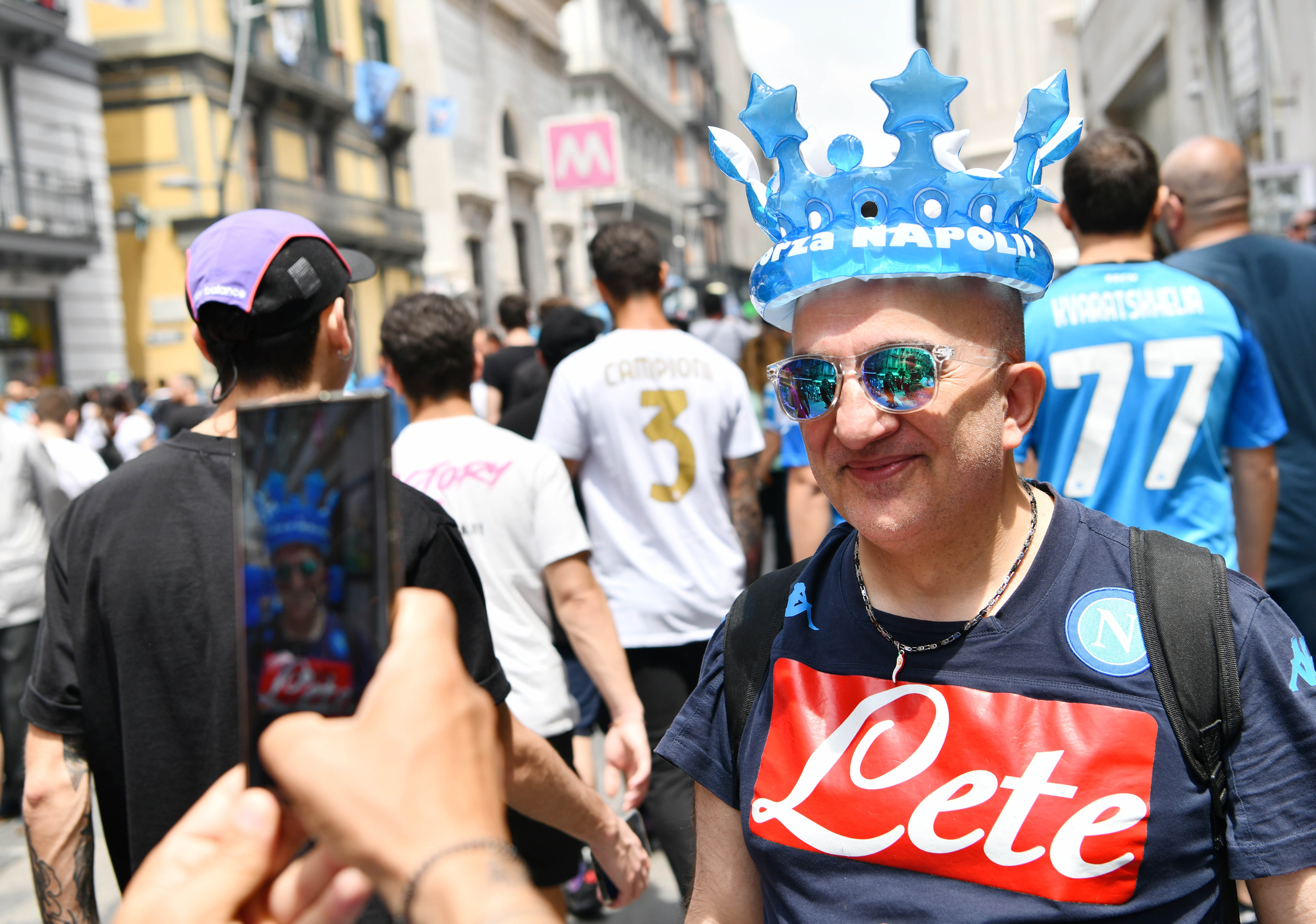 那不勒斯意甲夺冠当地球迷庆祝,22-23意甲冠军那不勒斯