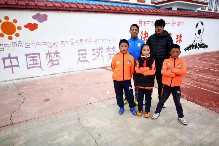 三江之源，绿茵场绽放美丽“同心圆”