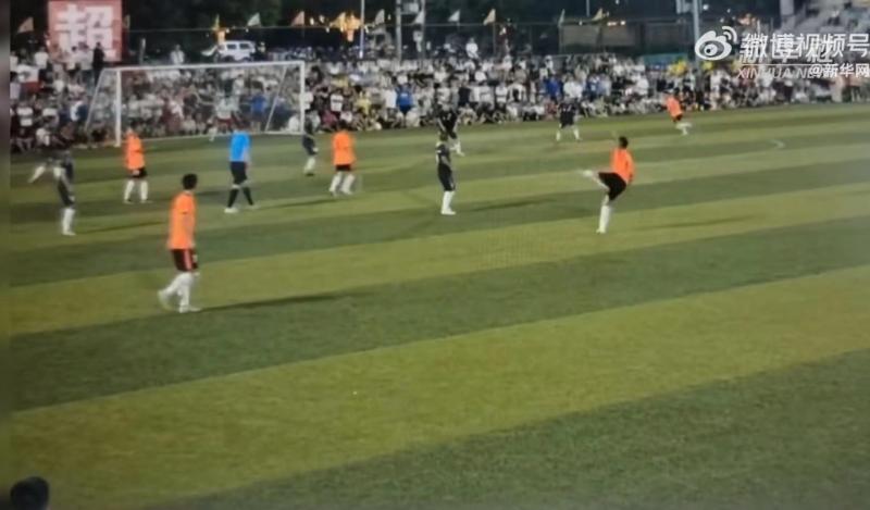 小学生踢出足球世界波,村超踢出10个世界波视频