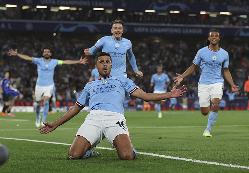 蓝月亮曼城剑指三冠王的视频,曼城蓝月亮三冠王