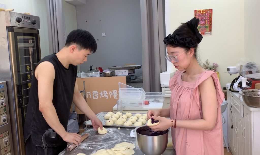 每扛1袋面，能省1块钱！网红小情侣掘金馒头店，两月赚十万，秘诀在这里