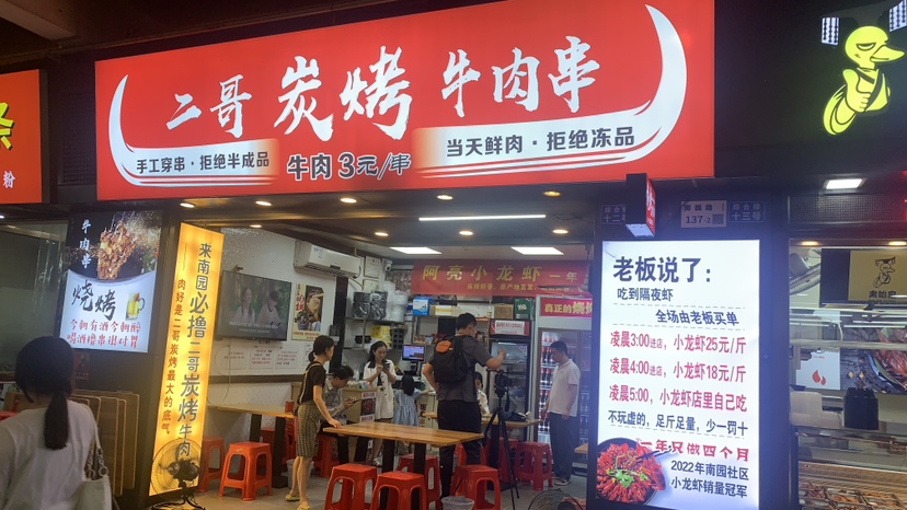 发工资时,洗碗阿姨的这个动作温暖了一城人