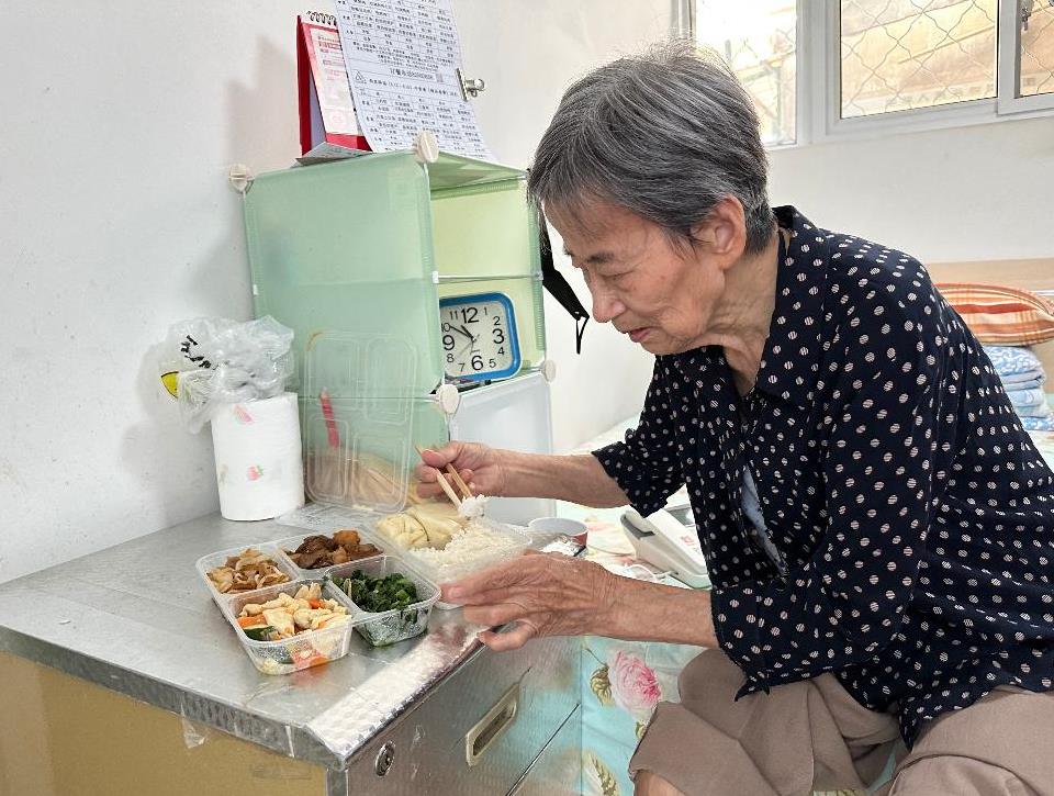 老人餐馆吃饭不方便,老年人不乐意吃饭怎么回事