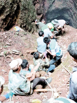 一根绳一条心一股劲！石林县人大代表带领群众探洞寻水