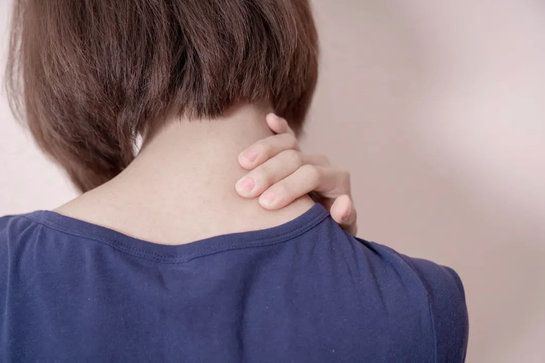 生气时手麻脚麻是什么症状,面麻手麻脚麻是什么病的症状