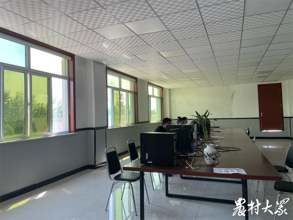 她们在乡镇当主播、卖特产，干劲儿十足