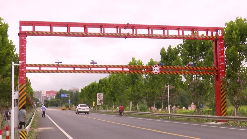 G107国道孝昌段南北大桥装限高架治理超载禁超2.8米高车辆通行