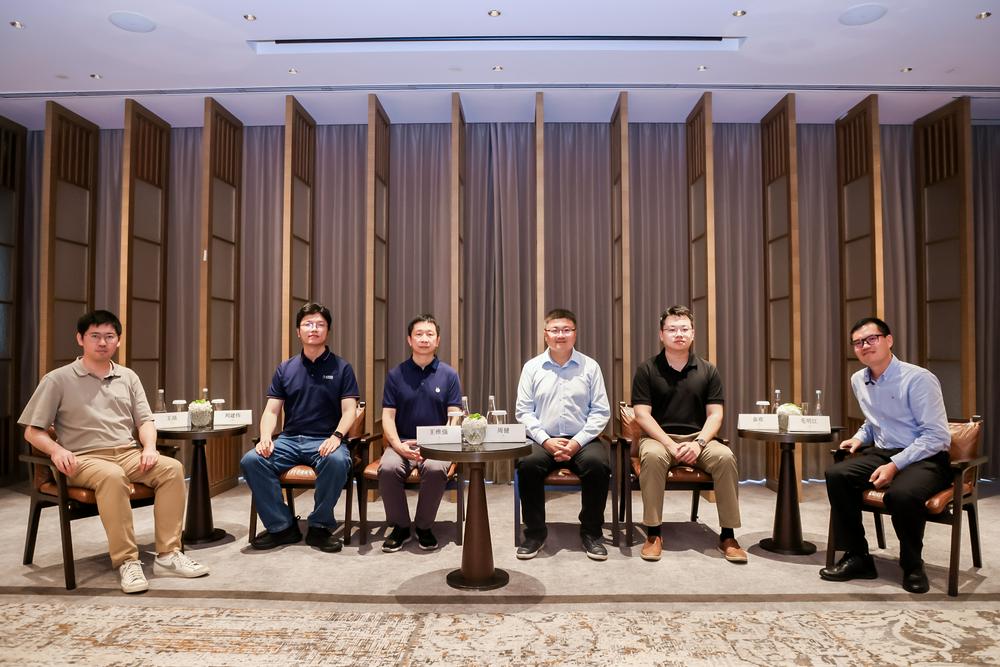 WAIC财经下午茶：AI大模型发展风起云涌技术进步与安全伦理并重而行|直击WAIC2023